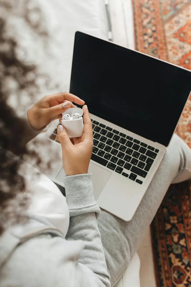 Zdjęcie Jak ładować etui AirPods Pro – proste sposoby na szybkie ładowanie