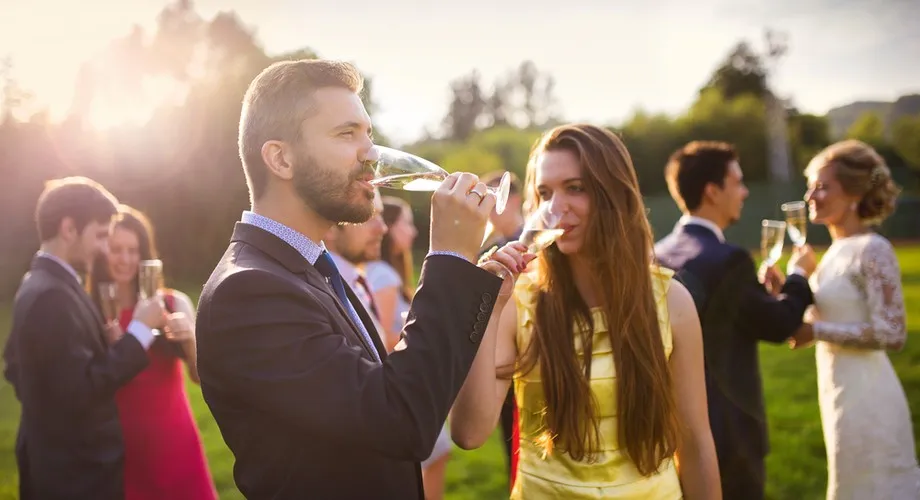Zdjęcie Czy wypada iść samemu na wesele? Porady i etykieta dla singli