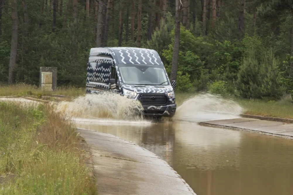 Zdjęcie Jaki bus z napędem 4x4 wybrać? Porównanie modeli i cen