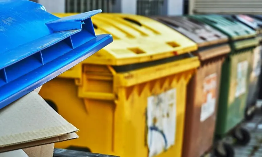 Zdjęcie Gdzie wyrzucić rolety? Sprawdź, jak uniknąć błędów w utylizacji odpadów
