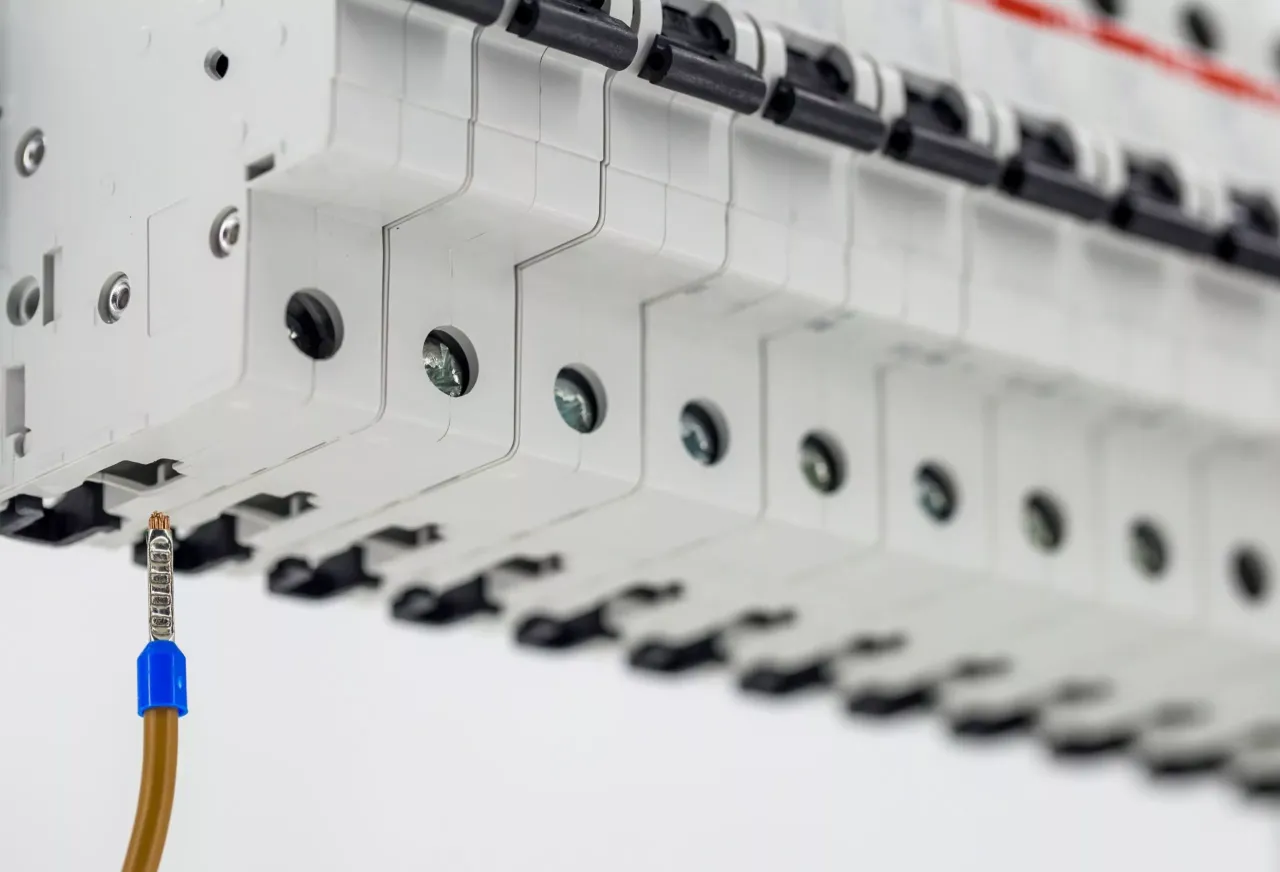 Zdjęcie Ile kosztuje montaż skrzynki elektrycznej? Sprawdź, co wpływa na ceny