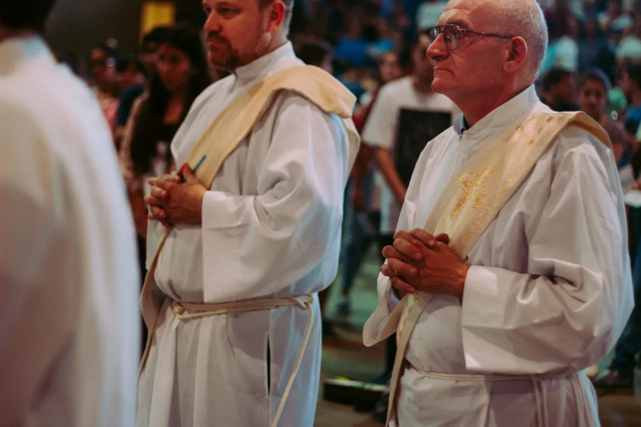 Zdjęcie Czy diakon to ksiądz: poznaj kluczowe różnice w hierarchii kościelnej
