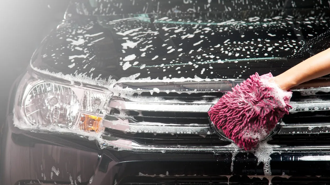 Zdjęcie Czym myć karoserię samochodu, aby nie zniszczyć lakieru?