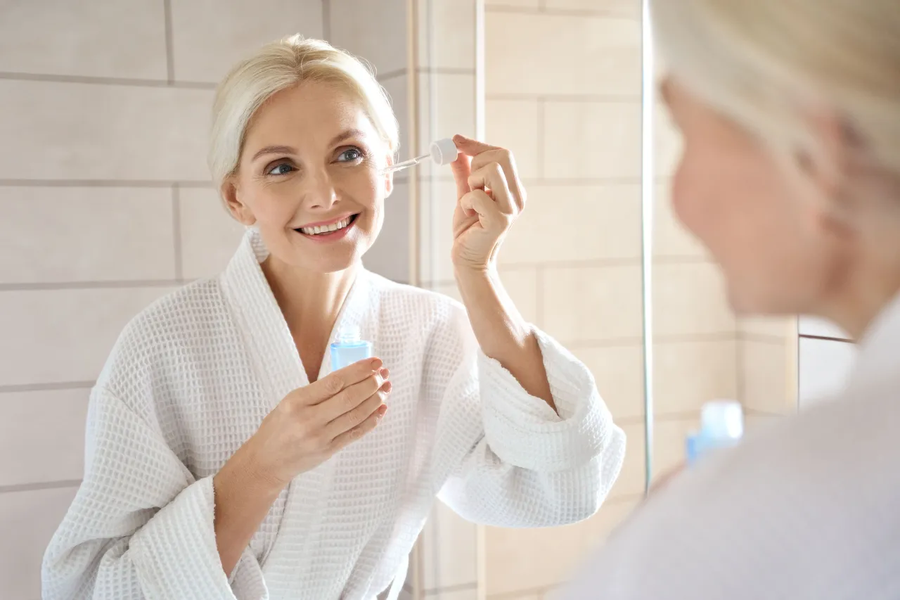 Zdjęcie Jakie serum do twarzy po 50, które naprawdę odmładza skórę?