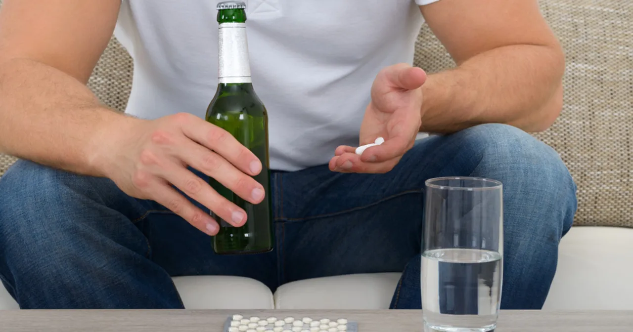 Zdjęcie Czy ibuprofen można łączyć z alkoholem? Sprawdź ryzyko i skutki.
