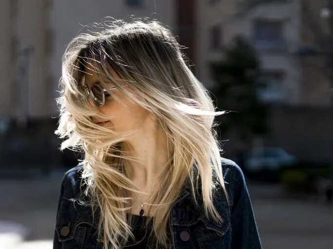 Zdjęcie Stufenschnitte mittellanges Haar: Ihr Guide für Volumen &amp; Bewegung