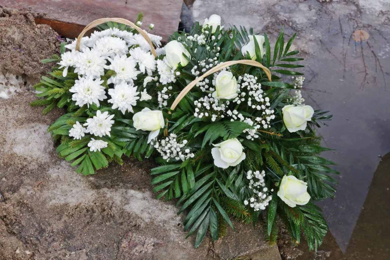 Zdjęcie Jak udekorować pomnik na cmentarzu, aby uczcić pamięć bliskich