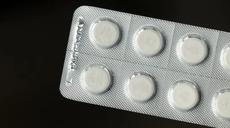 Zdjęcie Czy paracetamol można łączyć z alkoholem? Ryzyko dla zdrowia i wątroby