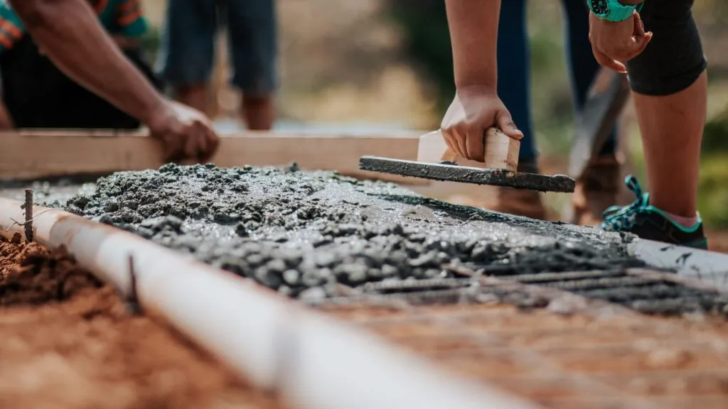 Zdjęcie Czym się różni cement od betonu - poznaj kluczowe różnice i zastosowanie