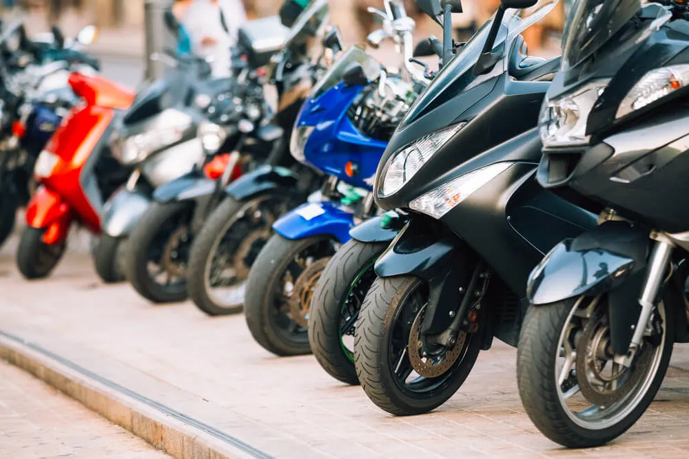 Zdjęcie Czy skuter to motorower? Poznaj różnice i ważne informacje