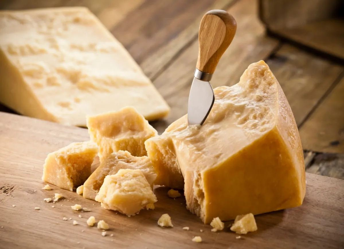 Zdjęcie Czy grana padano to parmezan? Odkryj kluczowe różnice między nimi
