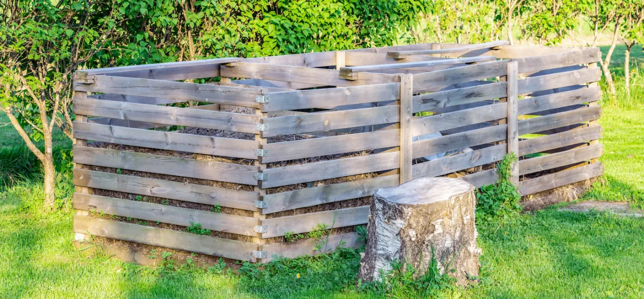 Zdjęcie Skuteczne sposoby na ukrycie kompostownika w ogrodzie dla estetyki