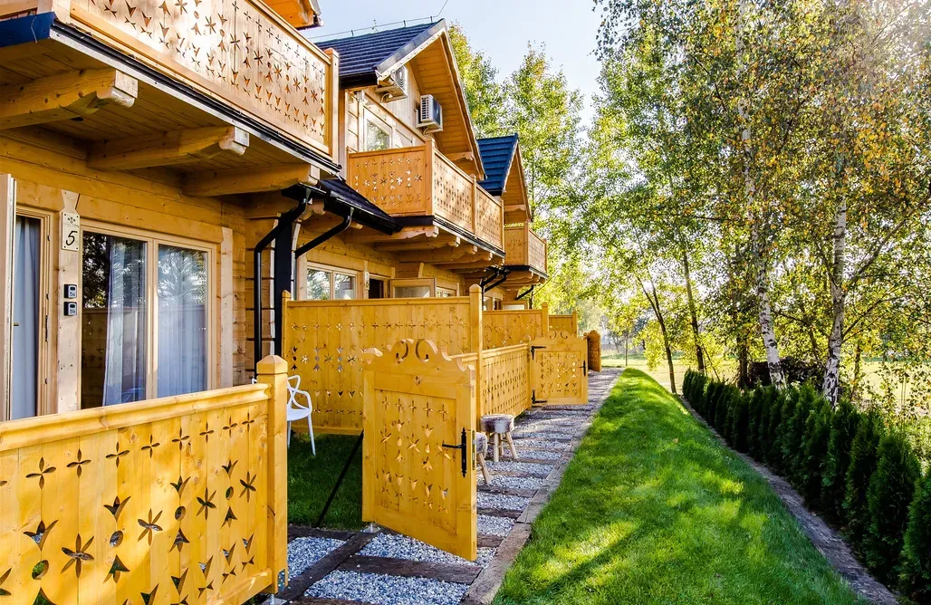 Zdjęcie Jak dojechać do Skansen Holiday w Cholerzynie 424 - trasa i najlepsze połączenia