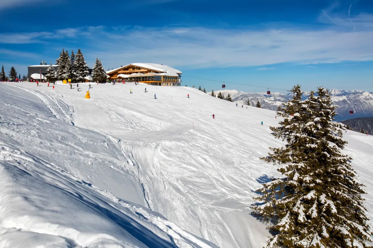 Zdjęcie Narty w Austrii z dziećmi: Przewodnik po najlepszych regionach i kosztach
