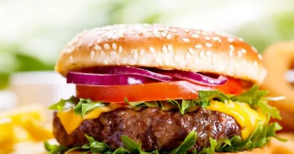 Zdjęcie Czym się różni hamburger od burgera? Odkryj zaskakujące różnice