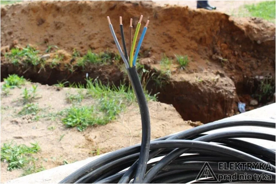 Zdjęcie Jaki kabel elektryczny do ziemi do domu? Wybierz bezpieczne rozwiązanie