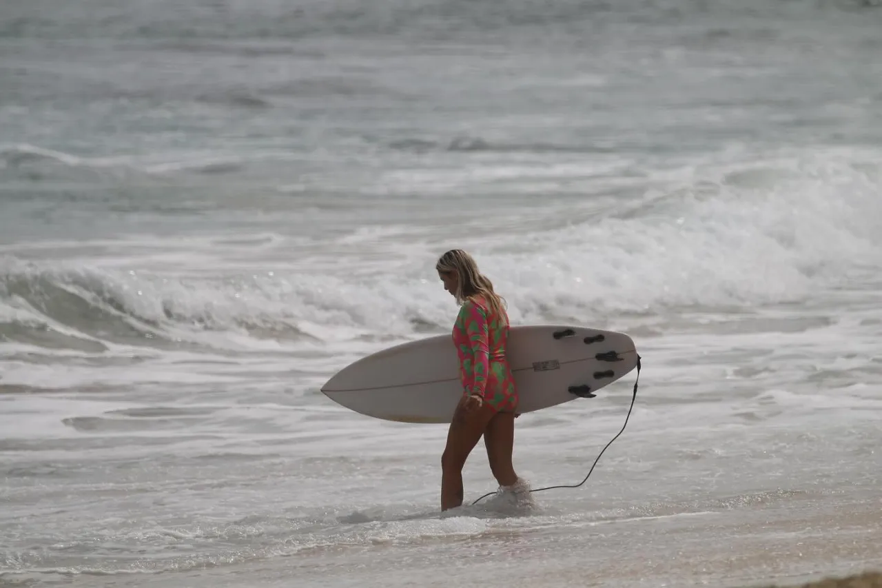 Zdjęcie Koszulka do pływania: przewodnik po wyborze i ochronie UV (UPF 50+)