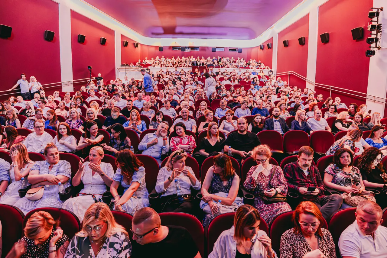 Zdjęcie Spektakle Apollo Poznań: Aktualne komedie i repertuar teatralny