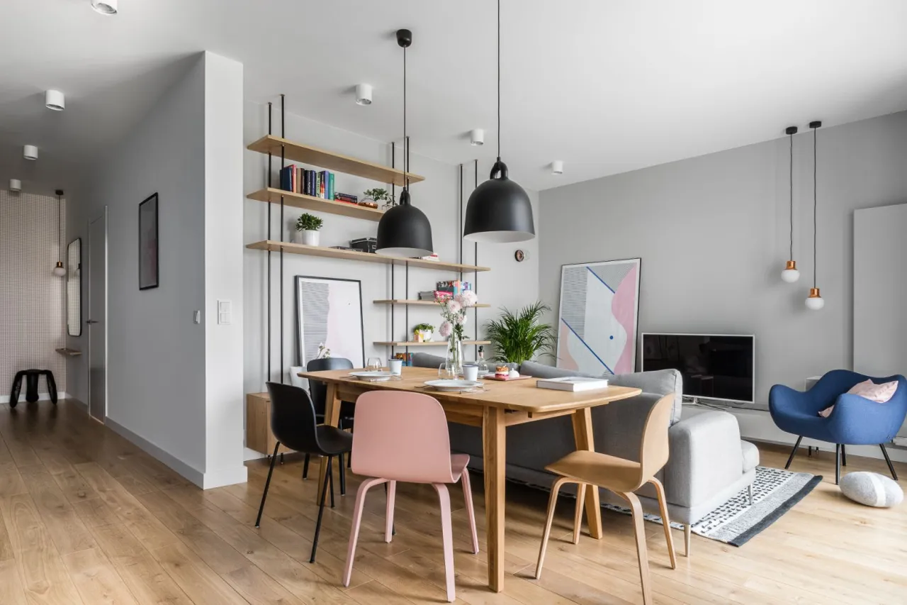 Zdjęcie Salon: 11 pomysł&oacute;w na aranżację pustej ściany inspiracje