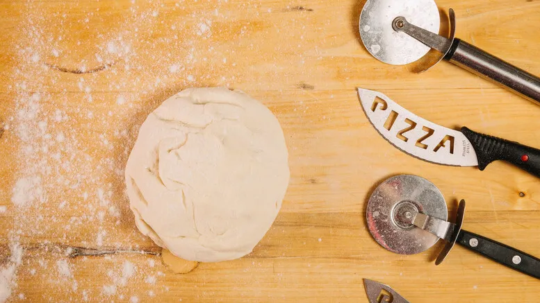Zdjęcie Jak rozciągnąć ciasto na pizzę bez błędów i z perfekcyjną konsystencją