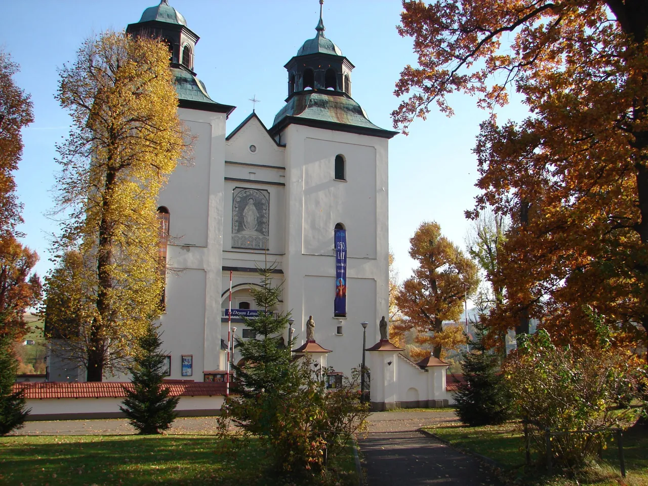 Zdjęcie Rychwałd sanktuarium: Historia, cudowny obraz i pielgrzymki w regionie