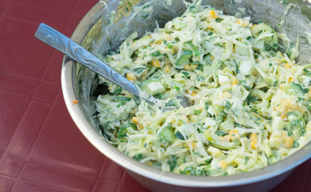 Zdjęcie Czy pora do sałatki należy sparzyć, aby uniknąć nieprzyjemnego smaku?