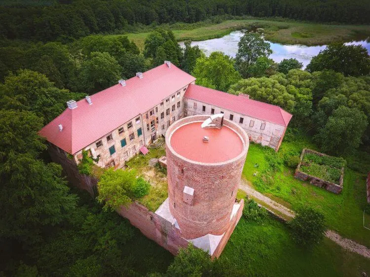 Zdjęcie Zamek Joannitów w Swobnicy: Historia, Tajemnice i Atrakcje Turystyczne