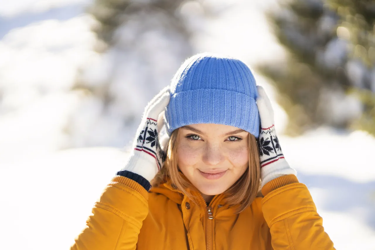Zdjęcie Jakie czapki są modne? Najnowsze trendy i stylizacje na sezon jesień-zima