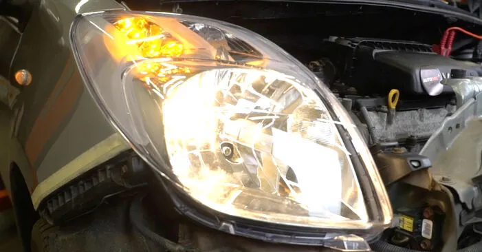 Zdjęcie Jak łatwo wymontować reflektor Toyota Corolla E12? Poradnik