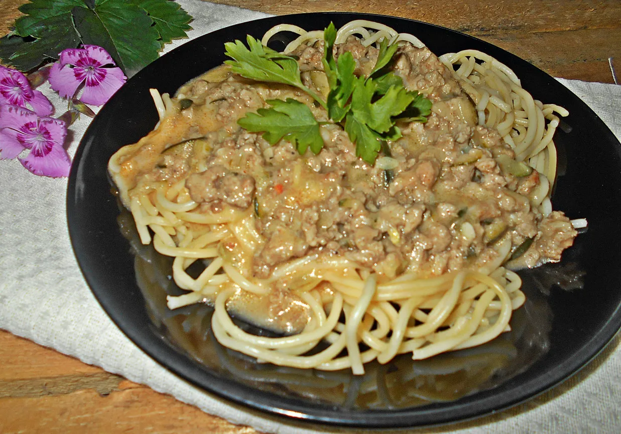 Zdjęcie Szybkie spaghetti z cukinią i mięsem mielonym – pyszny przepis na obiad