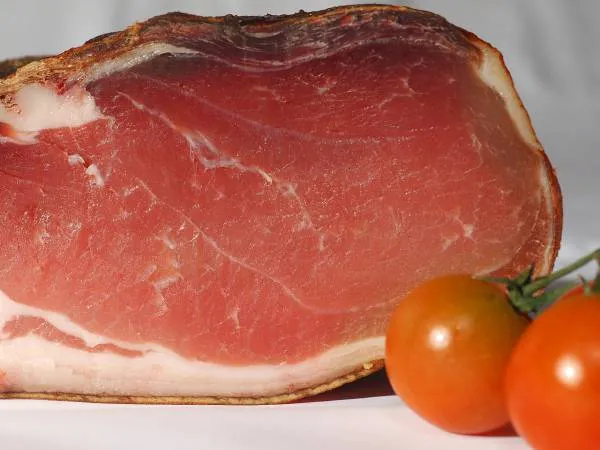 Zdjęcie Jakie przyprawy do peklowania na mokro? Odkryj idealne połączenia smaków