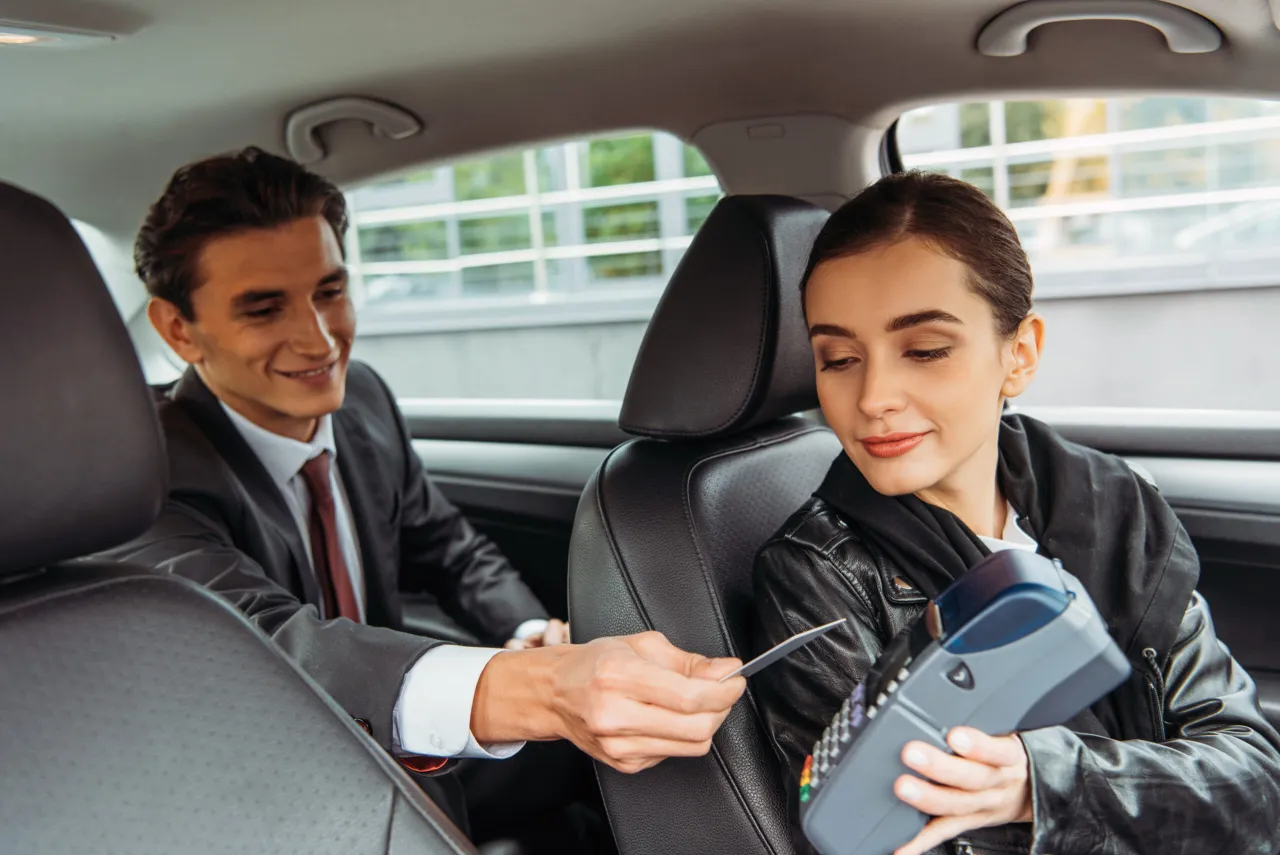 Zdjęcie Czy w taxi można płacić kartą? Sprawdź, aby uniknąć problemów z płatnością