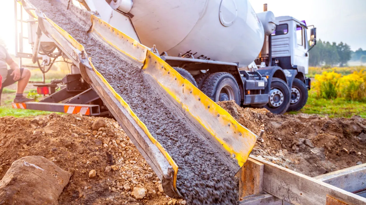 Zdjęcie Beton z gruszki czy betoniarki: co wybrać, by uniknąć kosztów?