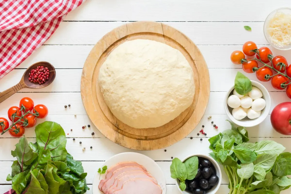 Zdjęcie Jak przechowywać ciasto na pizzę w lodówce, aby nie straciło jakości