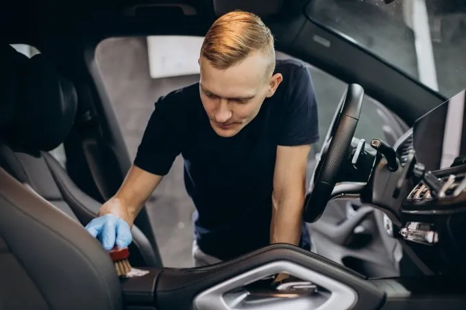 Zdjęcie Jak wybrać najlepszą chemię do prania tapicerki samochodowej bez ryzyka uszkodzeń?