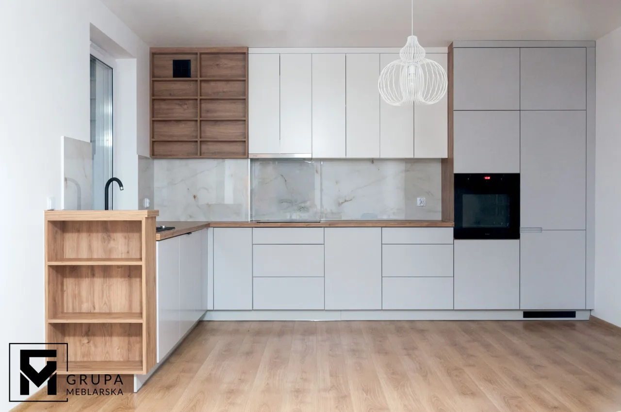 Zdjęcie RAL 7047 fronty: elegancki szary mleczny do nowoczesnych mebli