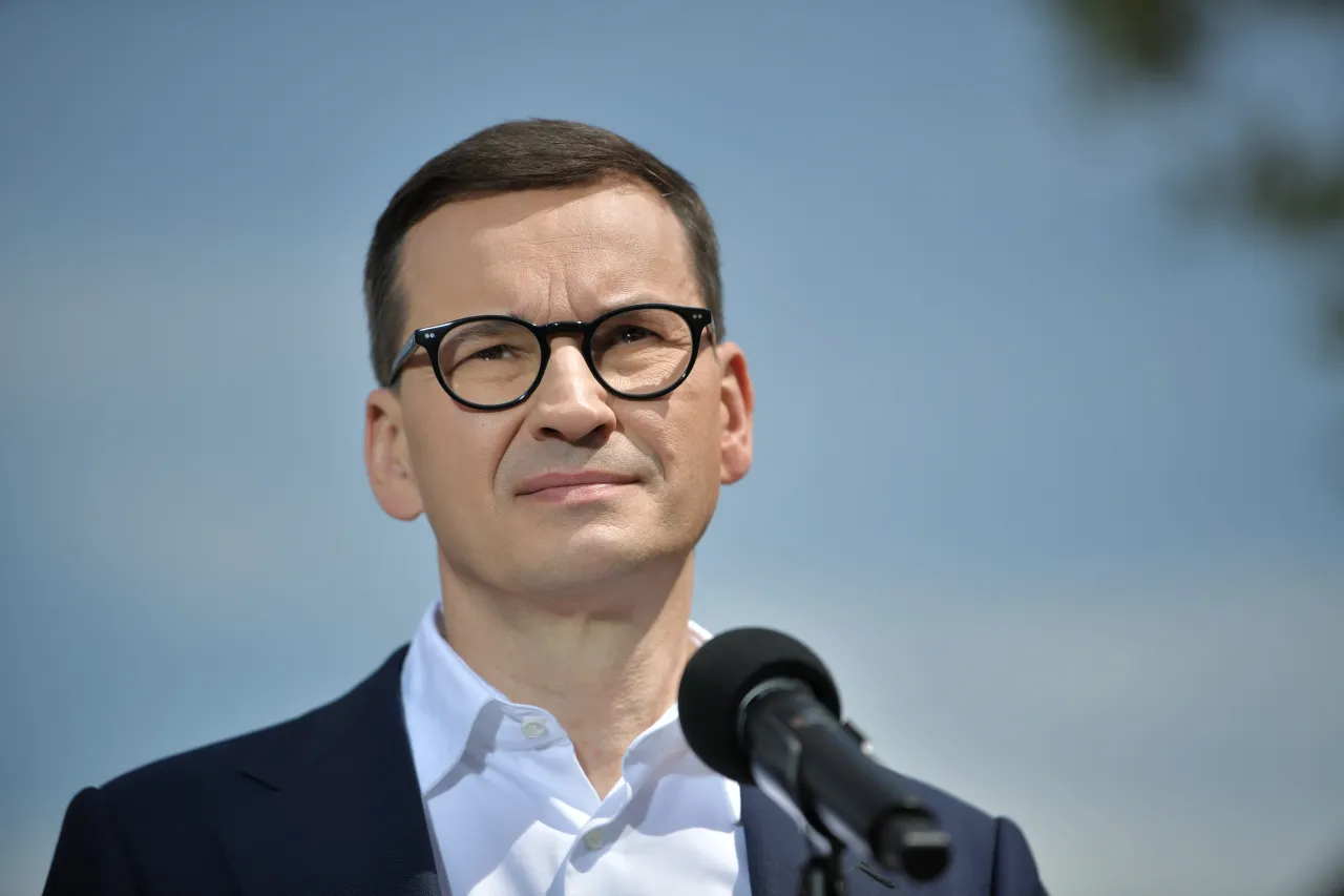Zdjęcie PiS to prawica czy lewica? Odkryj kontrowersje ideologiczne tej partii