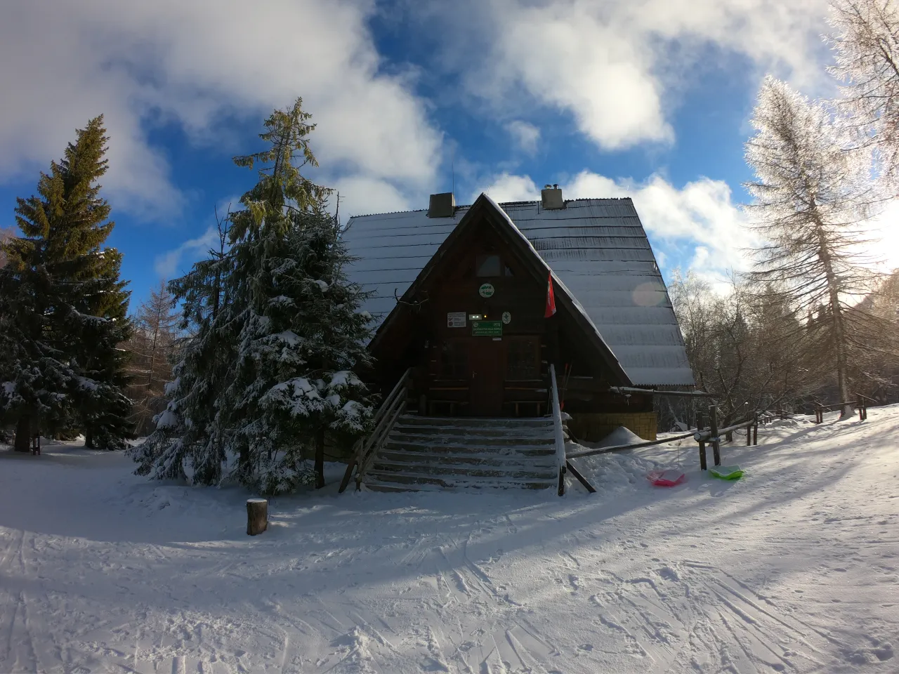 Zdjęcie Bacówka PTTK pod Małą Rawką – idealne miejsce na wypoczynek w Bieszczadach
