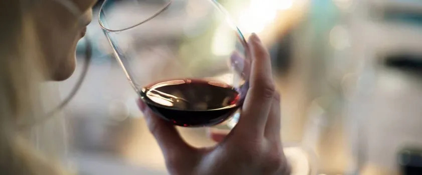 Zdjęcie Czy z arytmią serca można pić alkohol? Poznaj niebezpieczeństwa.