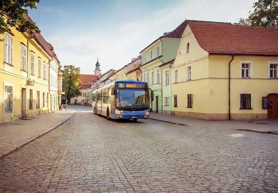 Zdjęcie Skąd odjeżdża autobus zastępczy w Dęblinie do Garwolina? Sprawdź teraz!