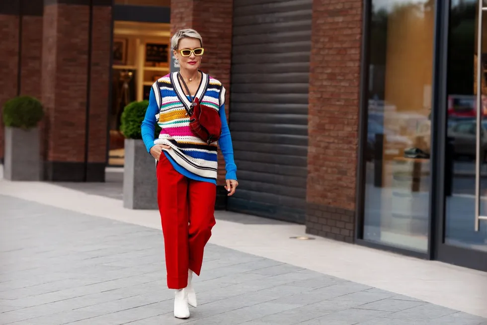 Zdjęcie Jakie spodnie do czerwonej bluzki - stylowe połączenia, które zachwycą