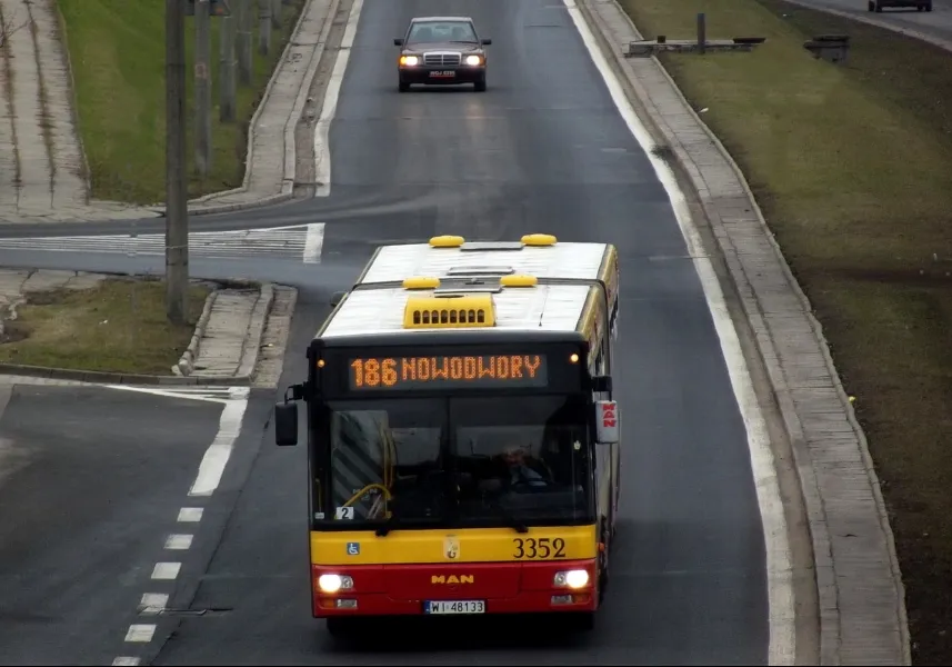 Zdjęcie Autobus 186 w Warszawie: Trasa, Rozkład i Przystanki