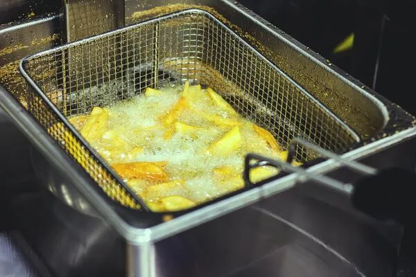 Zdjęcie Ile smażyć frytki na głębokim oleju, by uniknąć tłustego efektu?