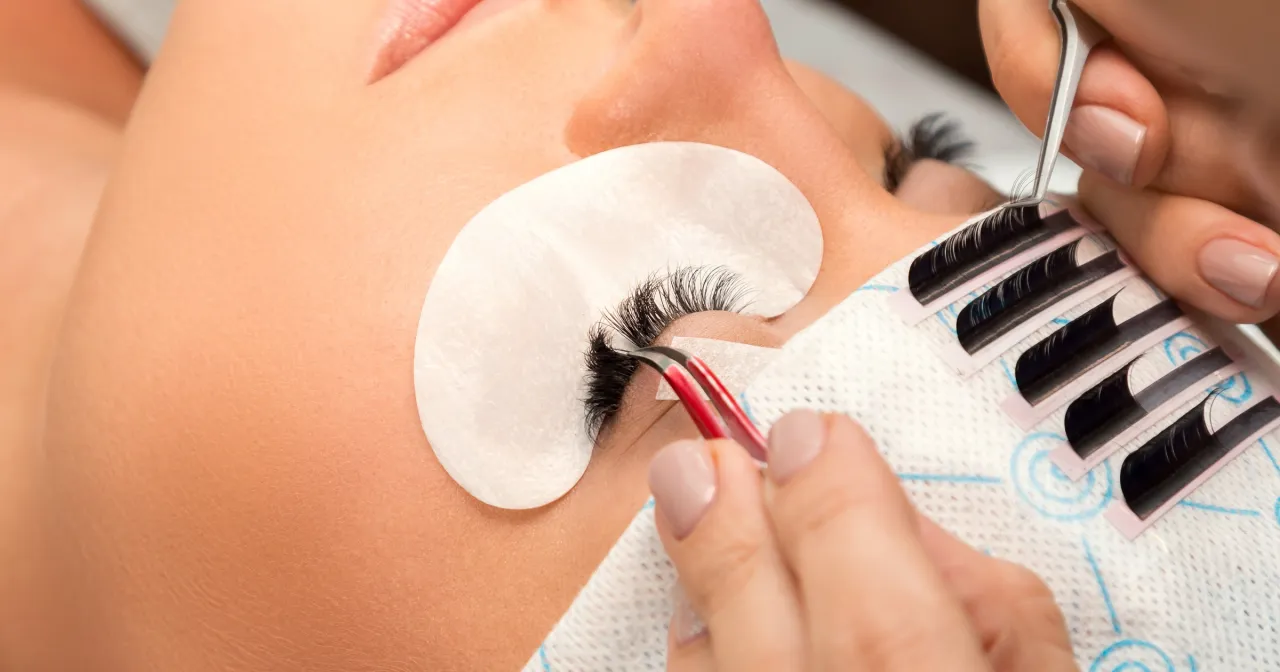 Zdjęcie Czy klej do rzęs jest szkodliwy? Odkryj niebezpieczeństwa dla zdrowia