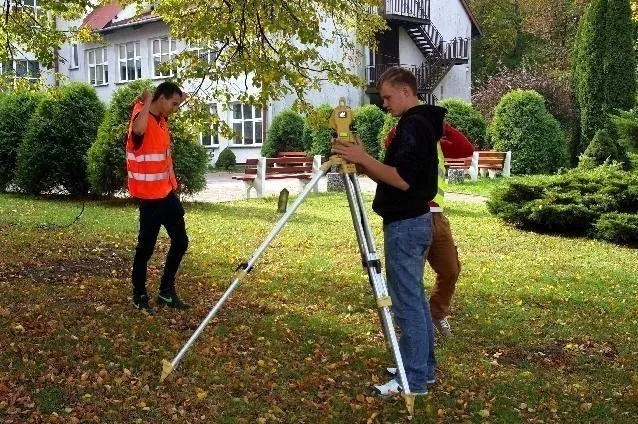 Zdjęcie Technik geodeta co robi: Kluczowe zadania i umiejętności w zawodzie