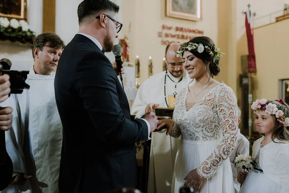 Zdjęcie Ile trwa ślub w kościele? Poznaj czas ceremonii i ważne szczegóły