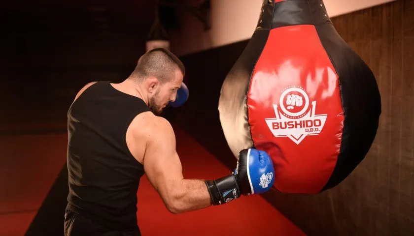 Zdjęcie Czym się różni MMA od boksu? Kluczowe różnice, które musisz znać