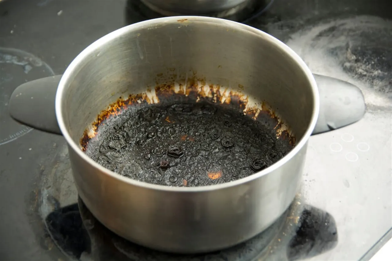 Zdjęcie Jak zamaskować przypalenie na blacie kuchennym i przywrócić jego blask