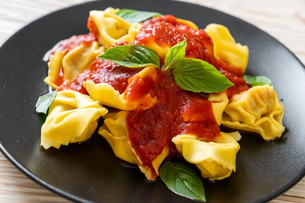 Zdjęcie Tortellini co to? Poznaj sekrety włoskich pierożków i ich smaki