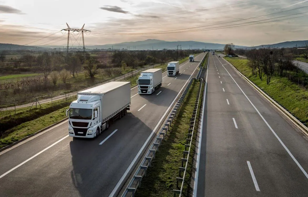 Zdjęcie Wyprzedzanie ciężarówek na autostradzie: co musisz wiedzieć o zakazie